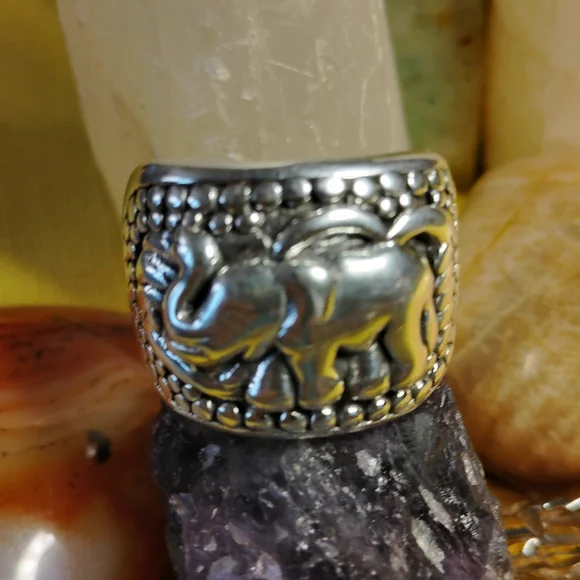 BOLD & WIDE, ELEPHANT MOTIF, STERLING RING WITH TEXTURED  DESIGN. SIZE 7 - Picture 9 of 10